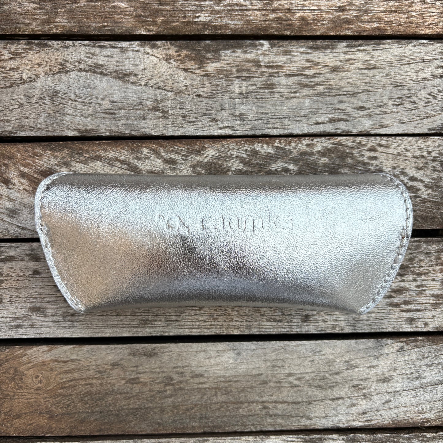 Estuche para gafas 100% de piel en color: "Plata Metalizado" · Pieza exclusiva núm. 18575