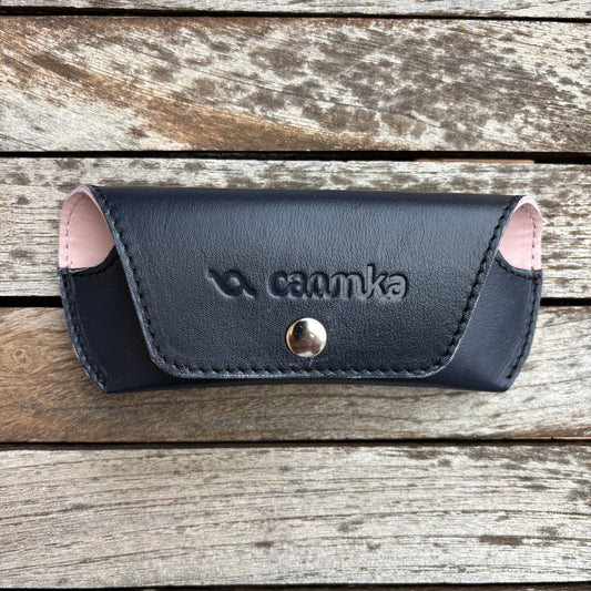 Estuche para gafas 100% de piel en color: "Negro" · Pieza única núm. 18576