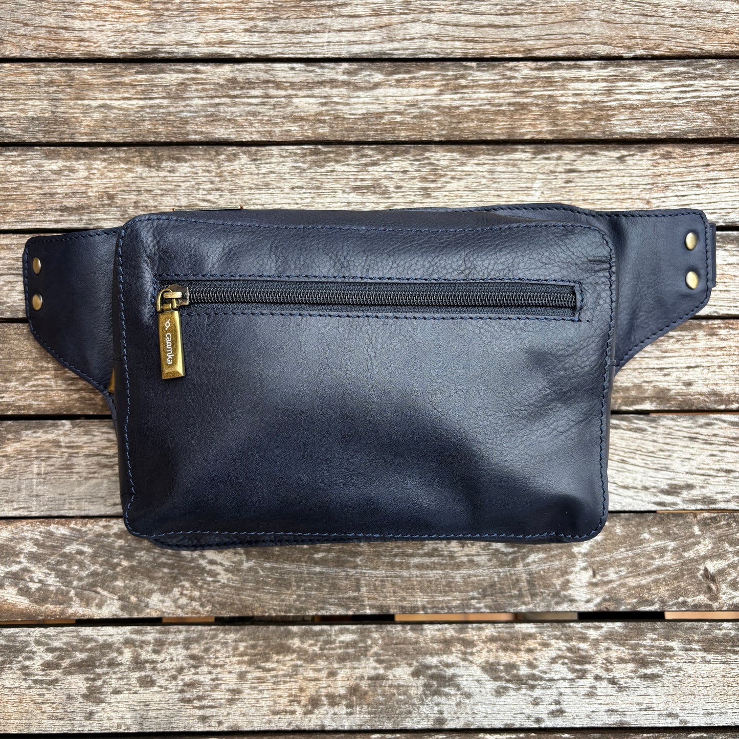 Riñonera Alfredo · Piel en color Azul Marino · Edición limitada · Pieza Exclusiva Núm. 18616