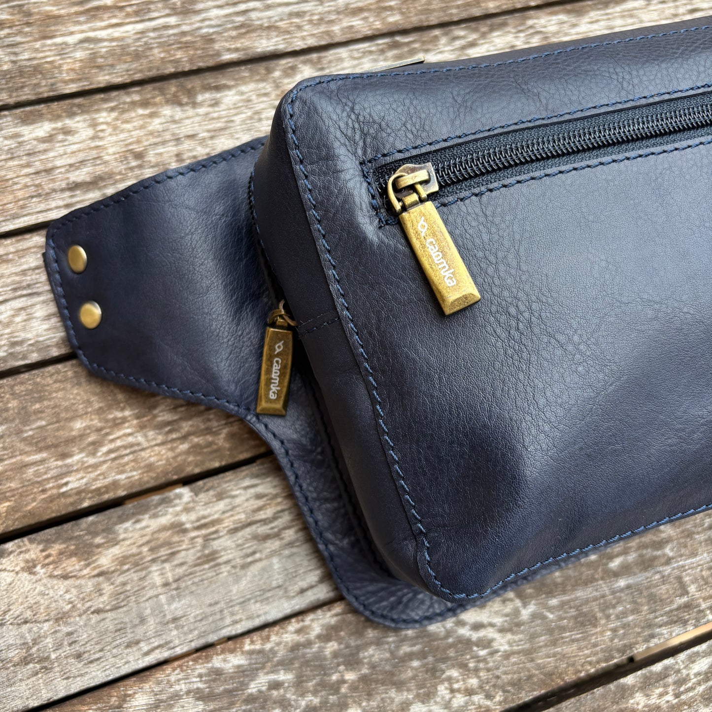 Riñonera Alfredo · Piel en color Azul Marino · Edición limitada · Pieza Exclusiva Núm. 18616