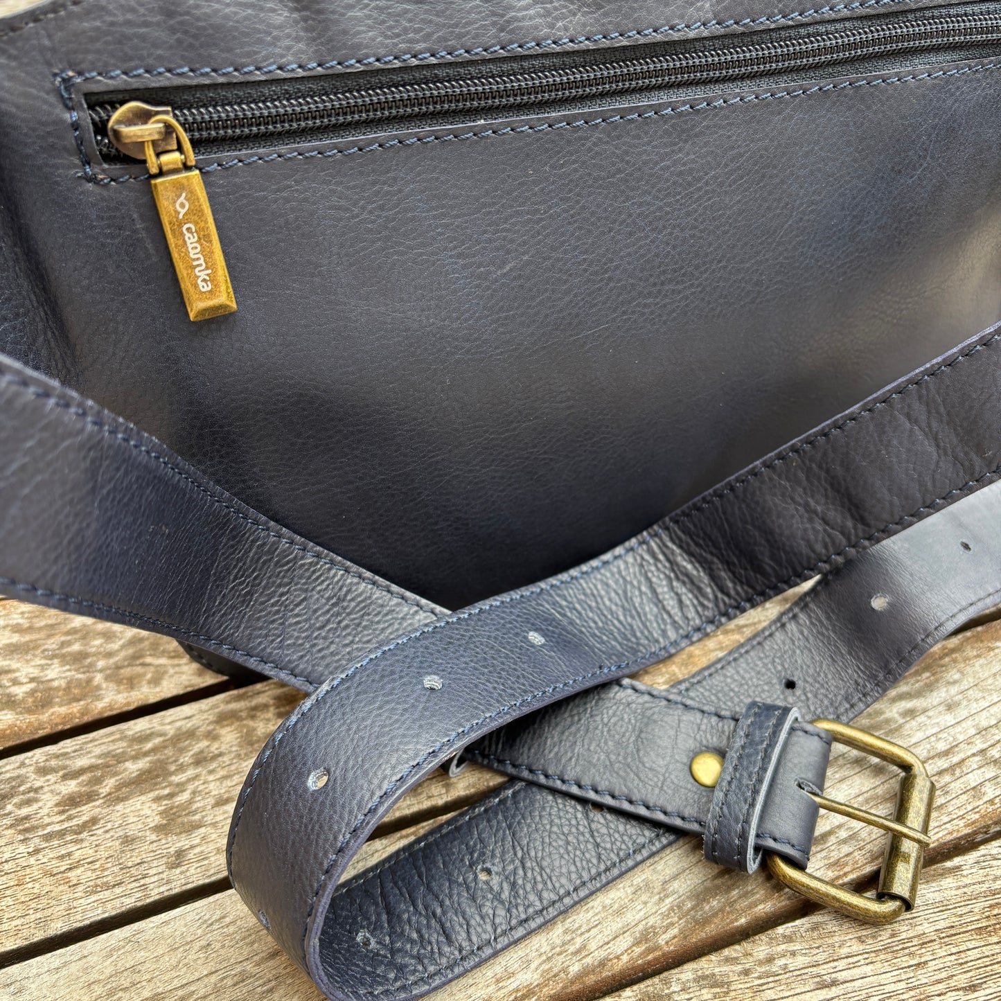 Riñonera Alfredo · Piel en color Azul Marino · Edición limitada · Pieza Exclusiva Núm. 18616