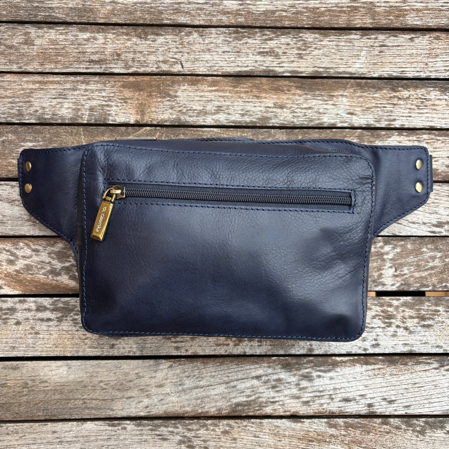 Riñonera Alfredo · Piel en color Azul Marino · Edición limitada · Pieza Exclusiva Núm. 18616