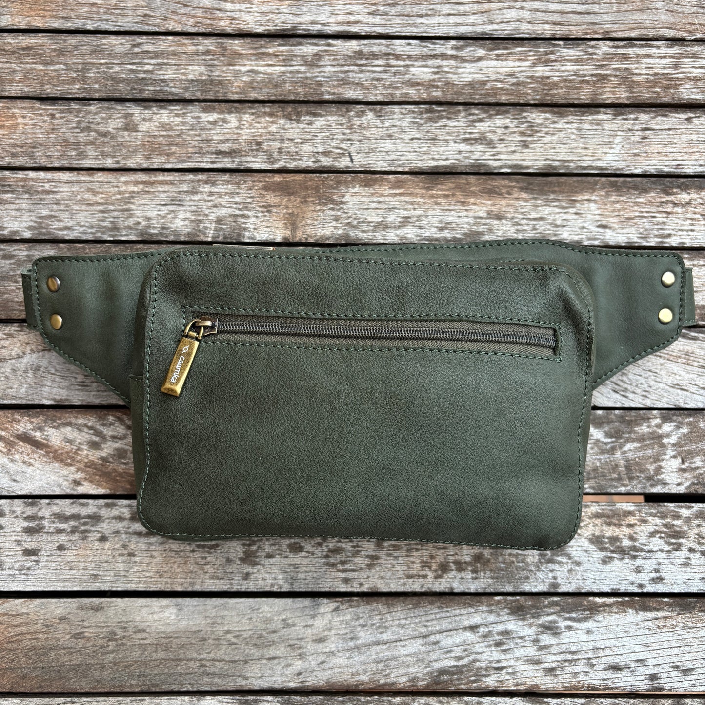 Riñonera Alfredo · Piel en color Verde · Edición limitada · Pieza Exclusiva Núm. 18617