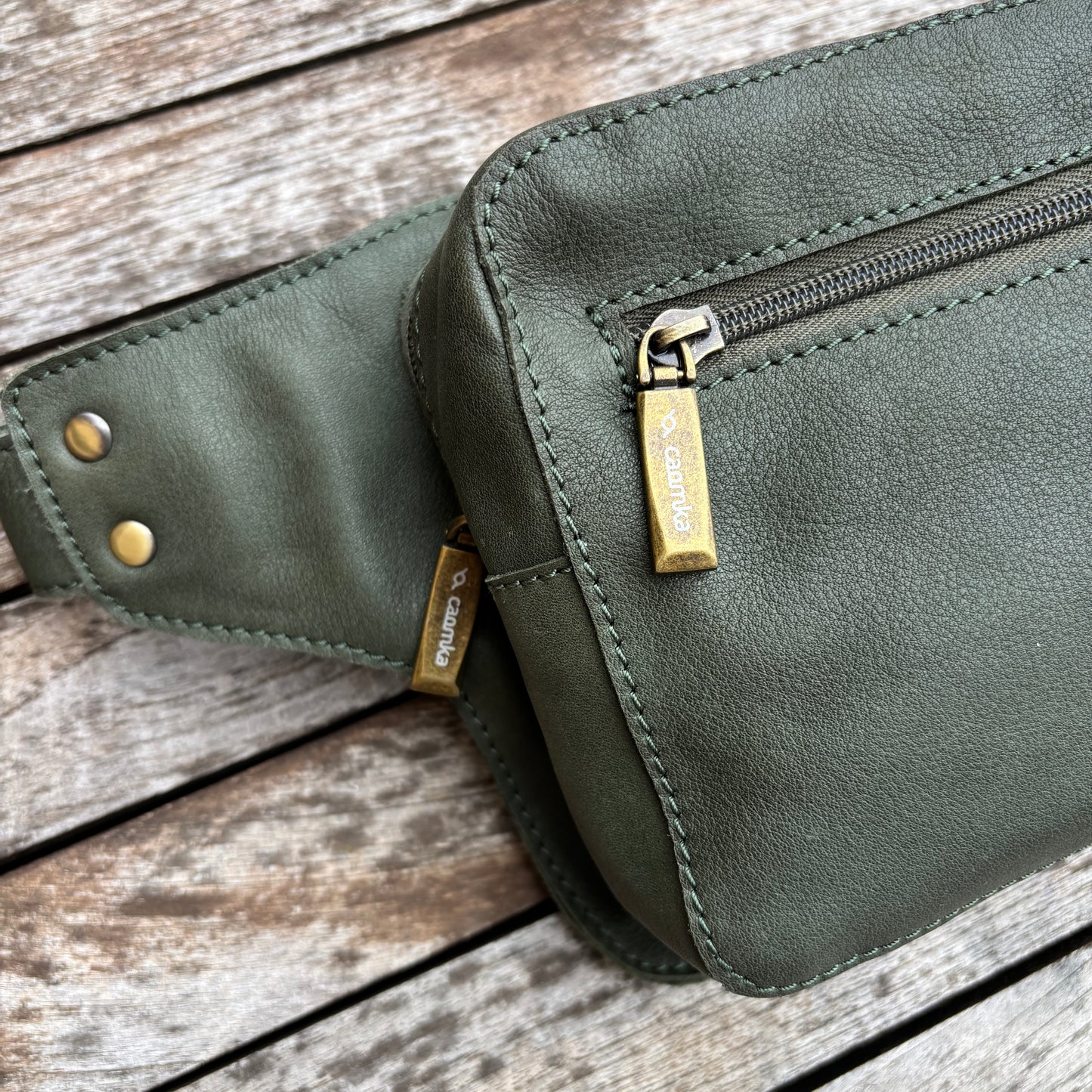 Riñonera Alfredo · Piel en color Verde · Edición limitada · Pieza Exclusiva Núm. 18617