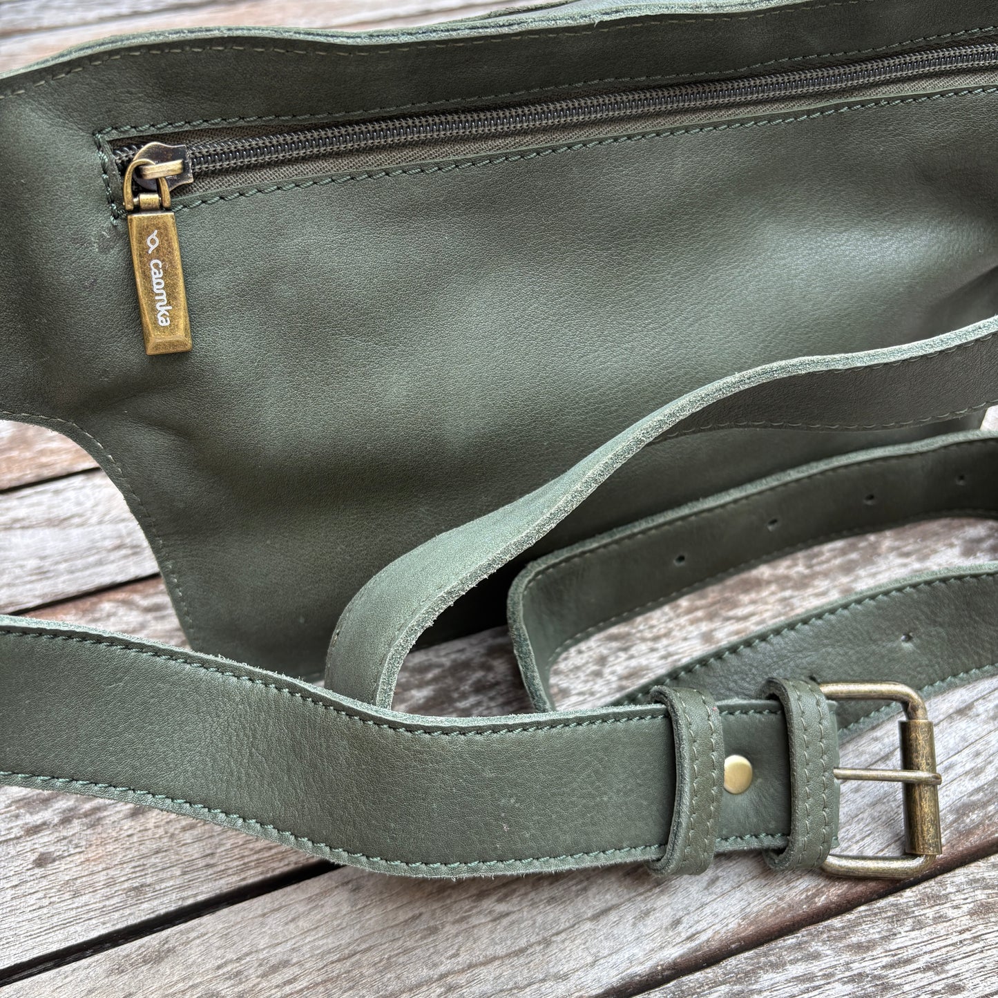 Riñonera Alfredo · Piel en color Verde · Edición limitada · Pieza Exclusiva Núm. 18617