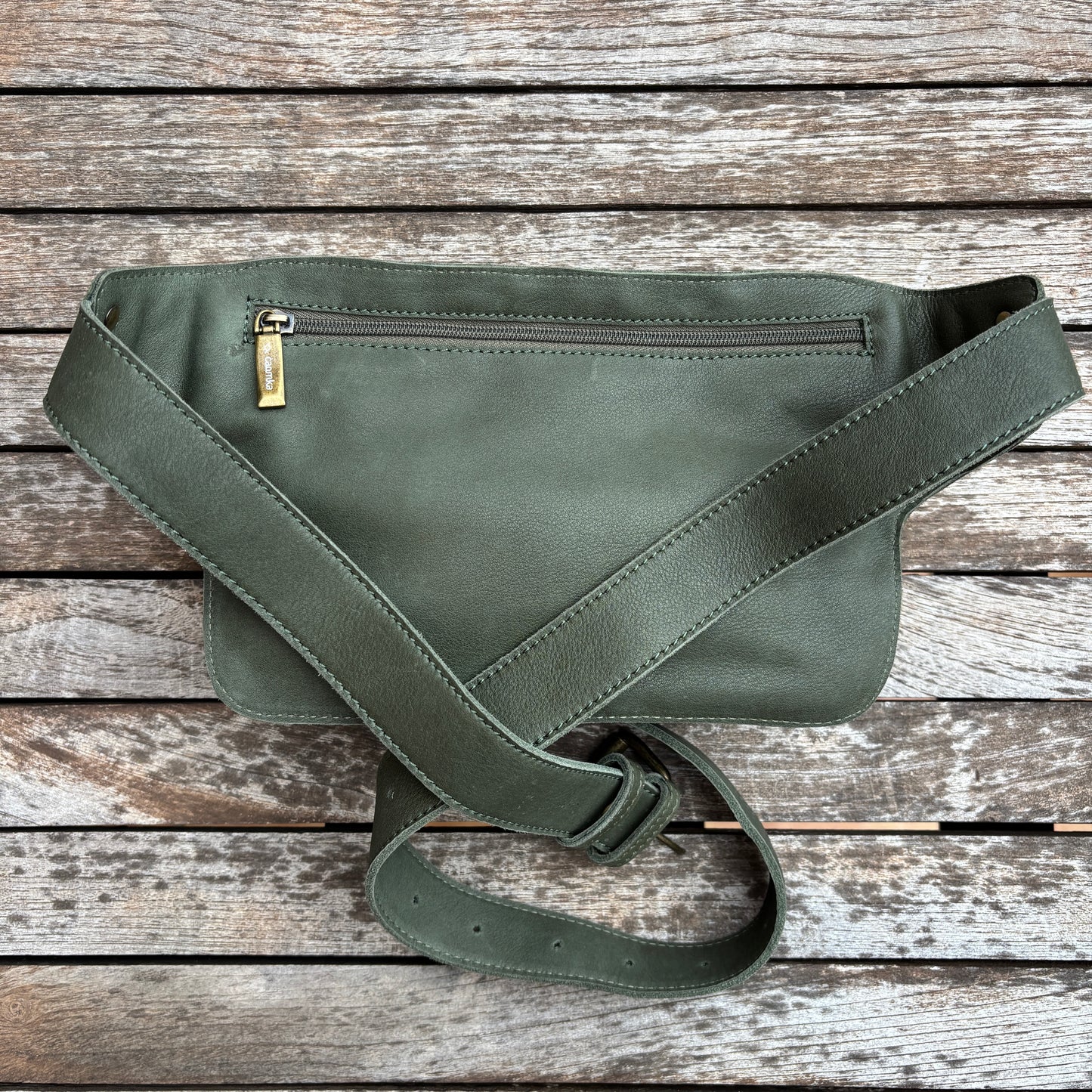 Riñonera Alfredo · Piel en color Verde · Edición limitada · Pieza Exclusiva Núm. 18617