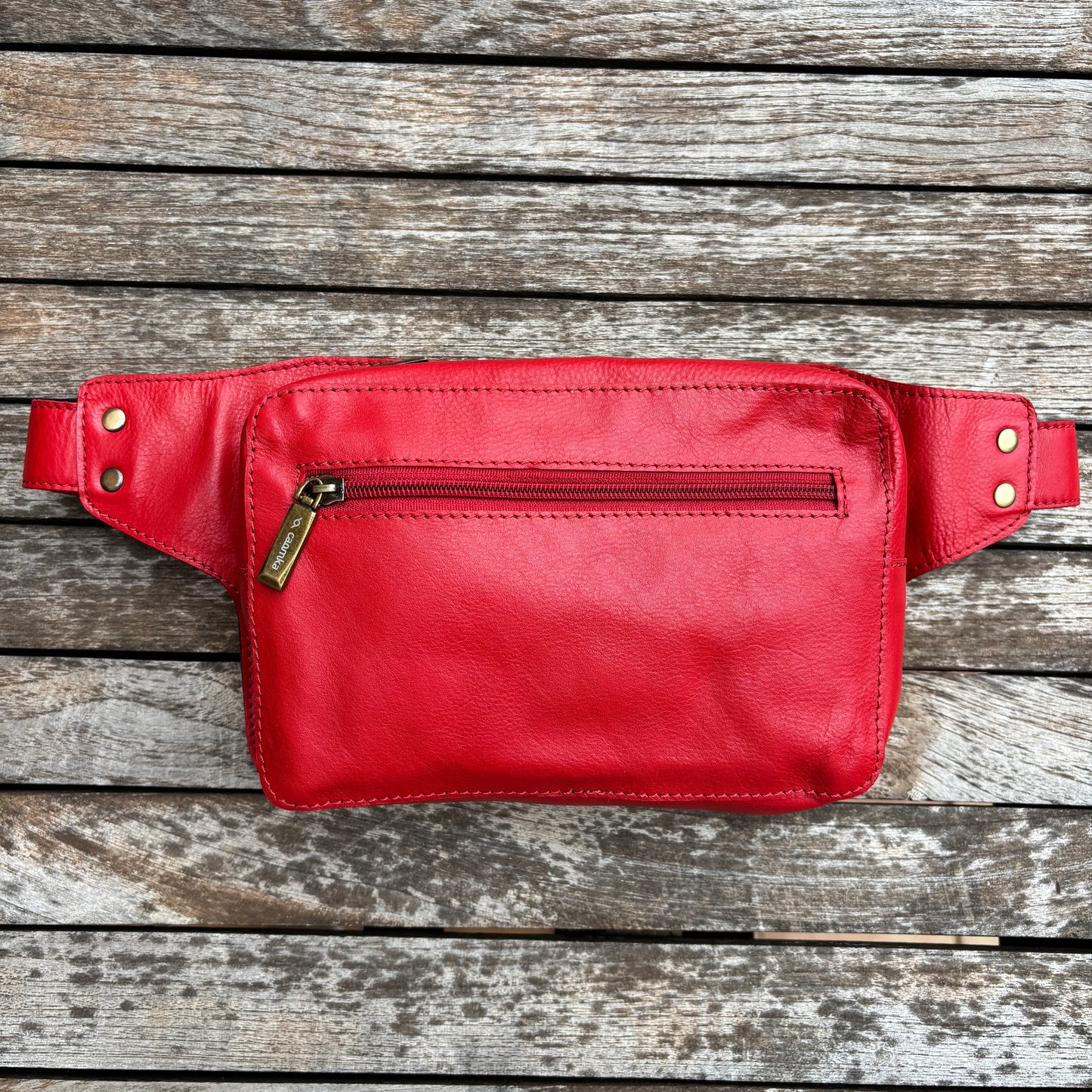 Riñonera Alfredo · Piel en color Rojo · Edición limitada · Pieza Exclusiva Núm. 18618