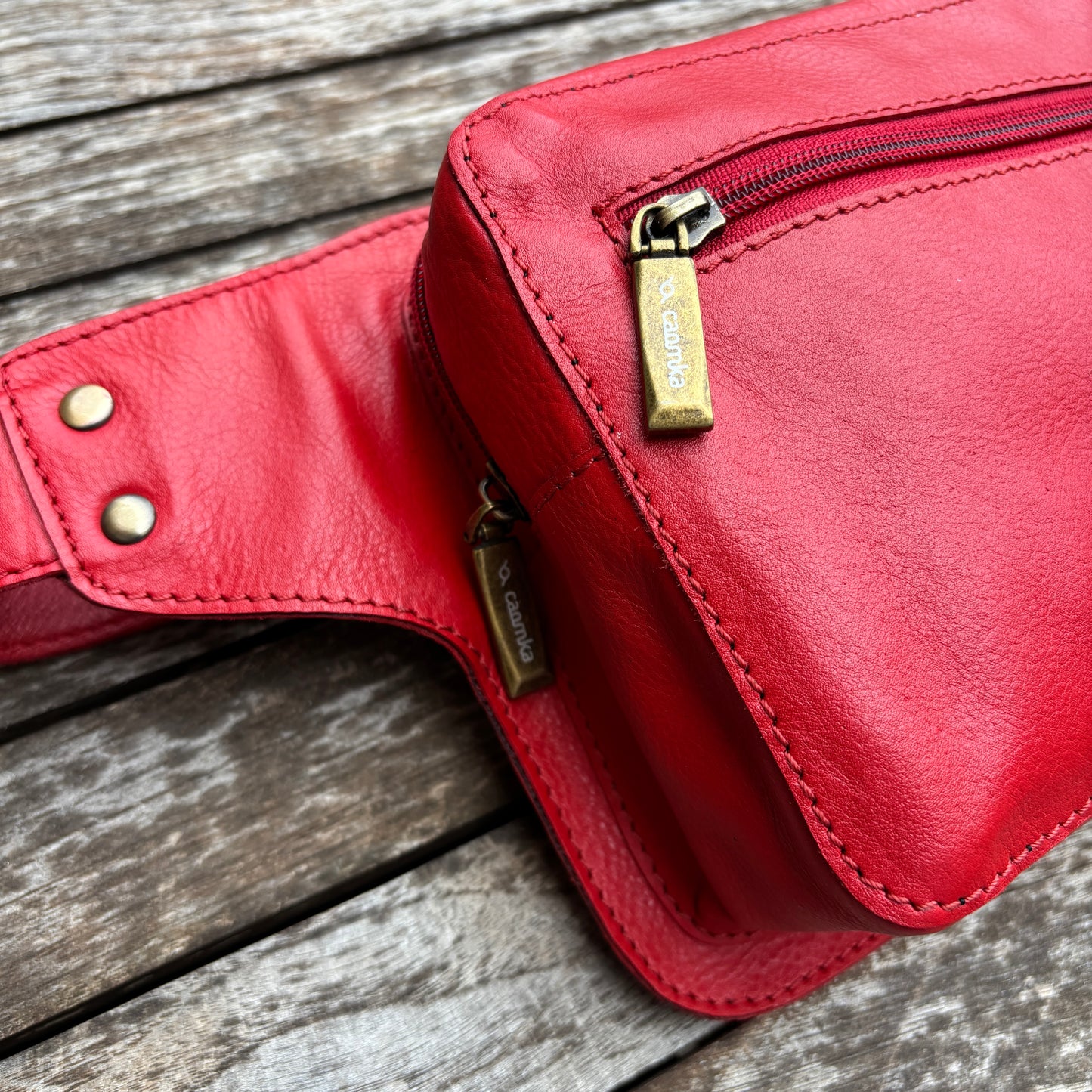 Riñonera Alfredo · Piel en color Rojo · Edición limitada · Pieza Exclusiva Núm. 18618