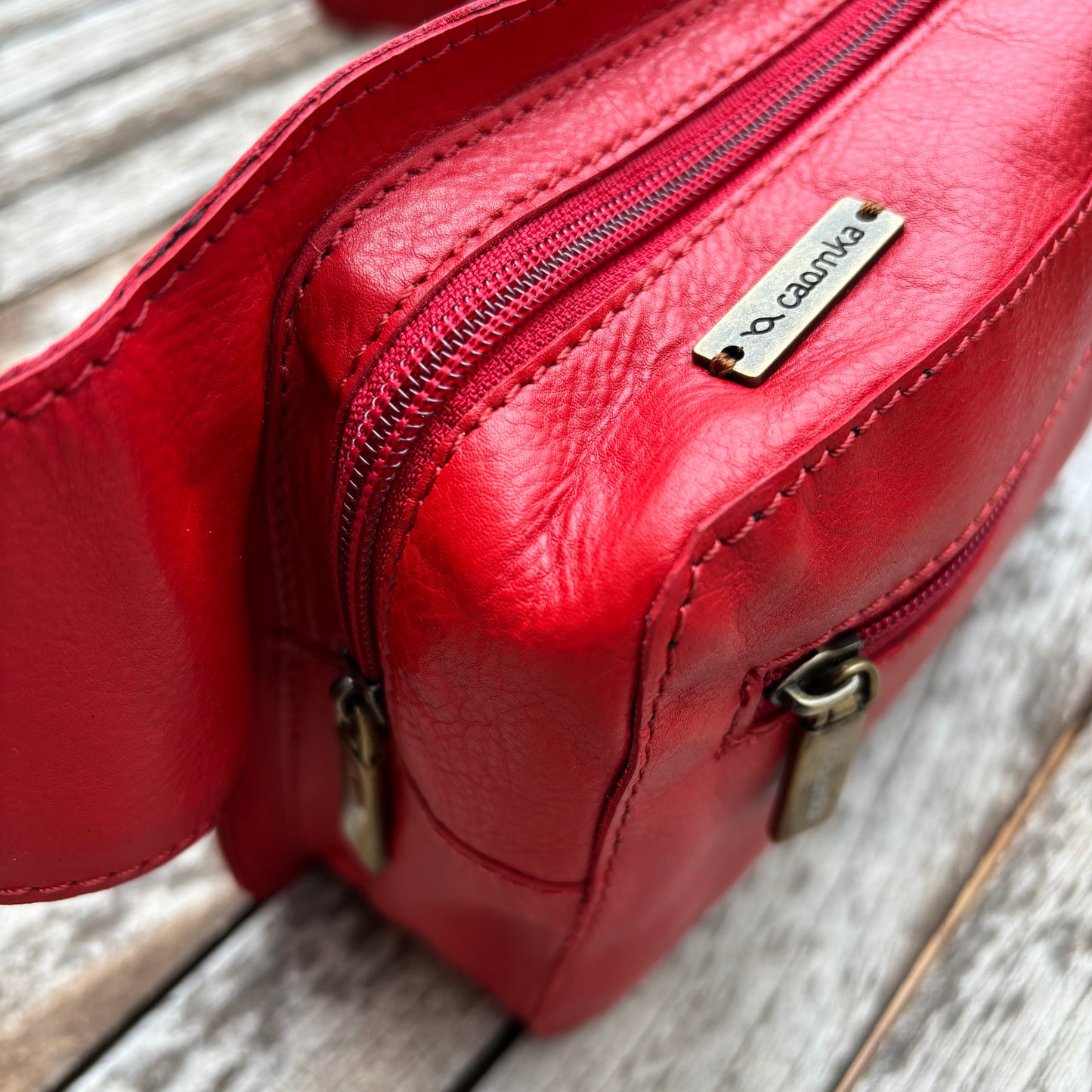 Riñonera Alfredo · Piel en color Rojo · Edición limitada · Pieza Exclusiva Núm. 18618