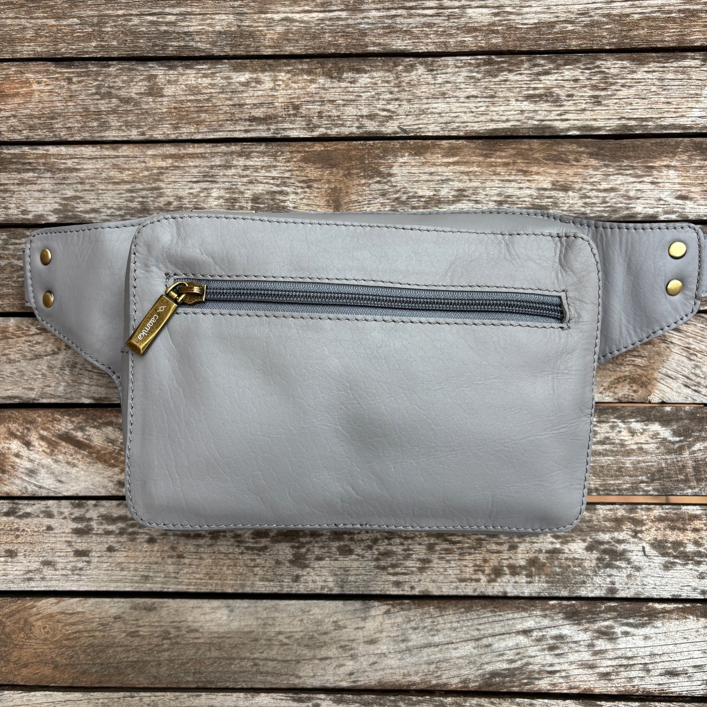 Riñonera Alfredo · Piel en color Gris · Edición limitada · Pieza Exclusiva Núm. 18619