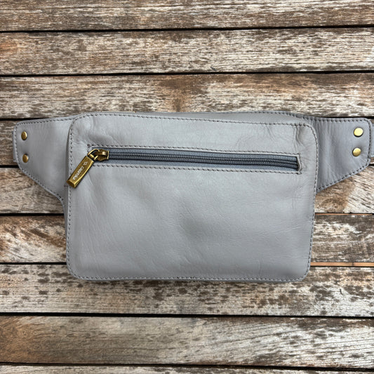 Riñonera Alfredo · Piel en color Gris · Edición limitada · Pieza Exclusiva Núm. 18619