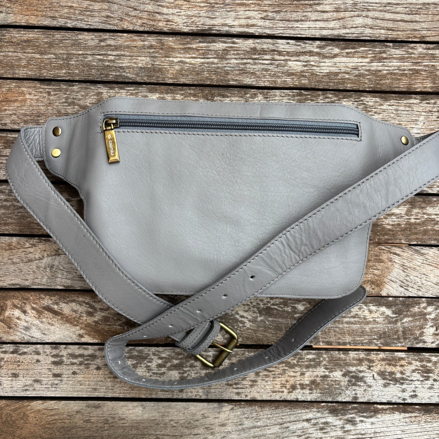 Riñonera Alfredo · Piel en color Gris · Edición limitada · Pieza Exclusiva Núm. 18619