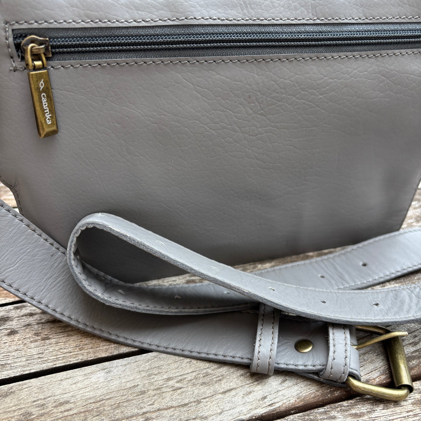 Riñonera Alfredo · Piel en color Gris · Edición limitada · Pieza Exclusiva Núm. 18619