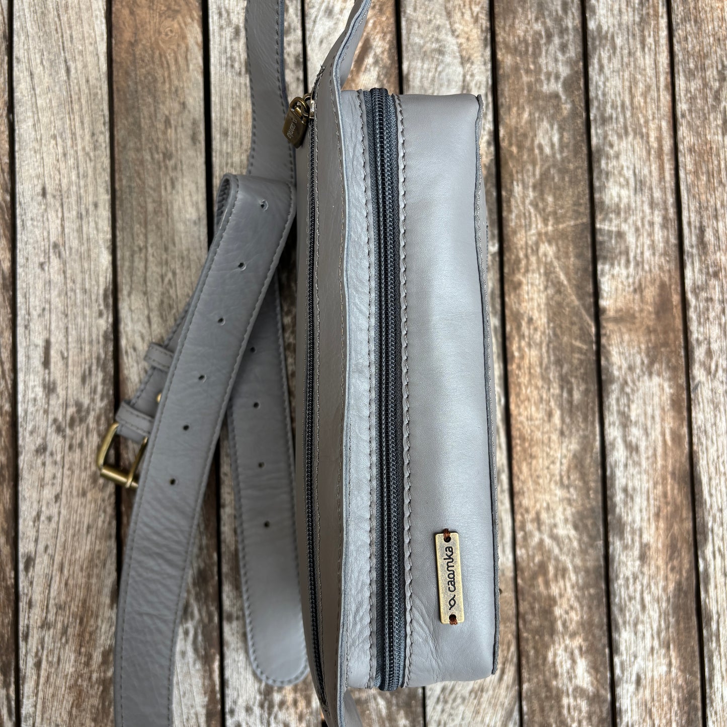 Riñonera Alfredo · Piel en color Gris · Edición limitada · Pieza Exclusiva Núm. 18619