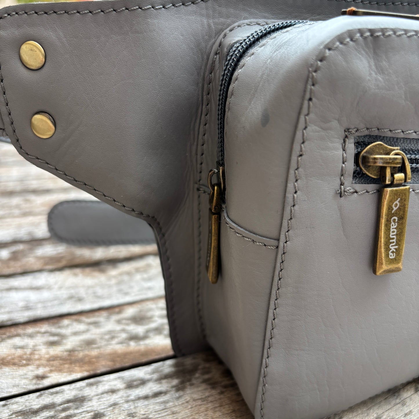 Riñonera Alfredo · Piel en color Gris · Edición limitada · Pieza Exclusiva Núm. 18619