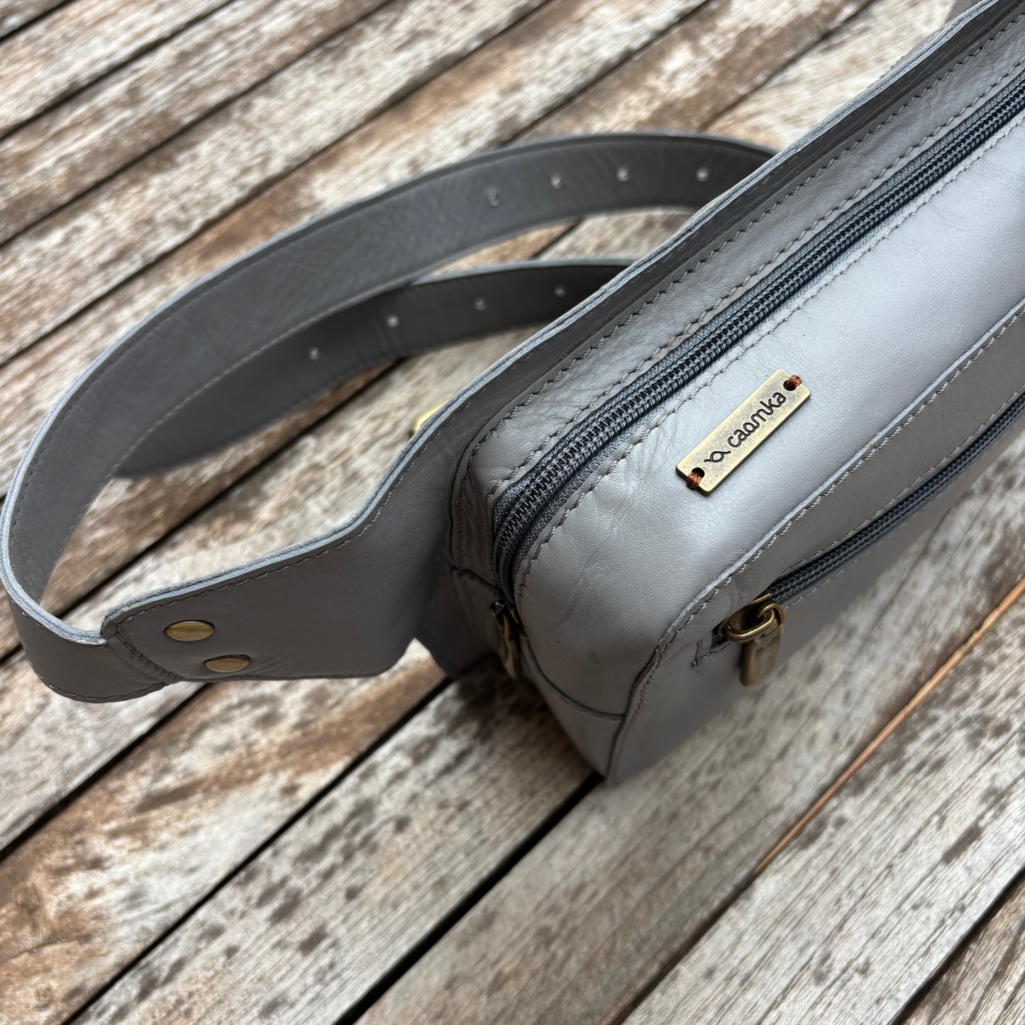 Riñonera Alfredo · Piel en color Gris · Edición limitada · Pieza Exclusiva Núm. 18619