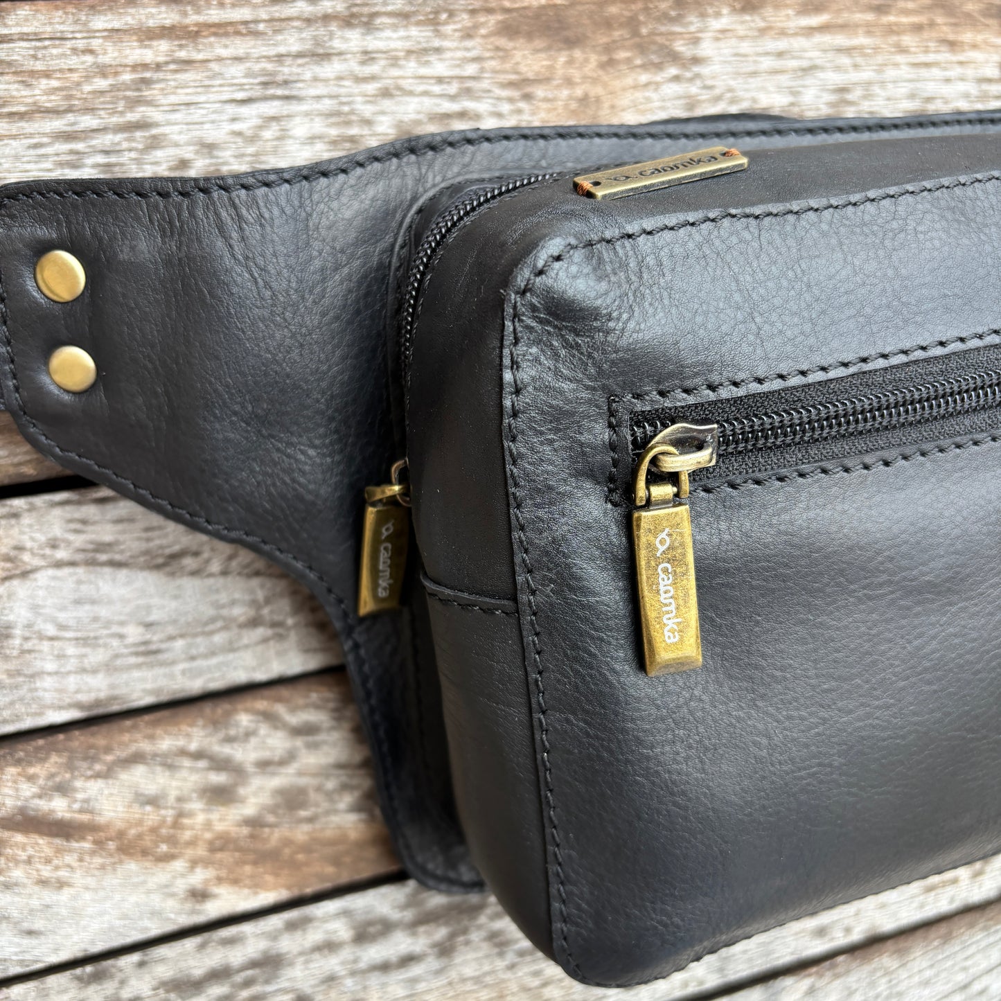 Riñonera Alfredo · Piel en color Negro · Edición limitada · Pieza Exclusiva Núm. 18620