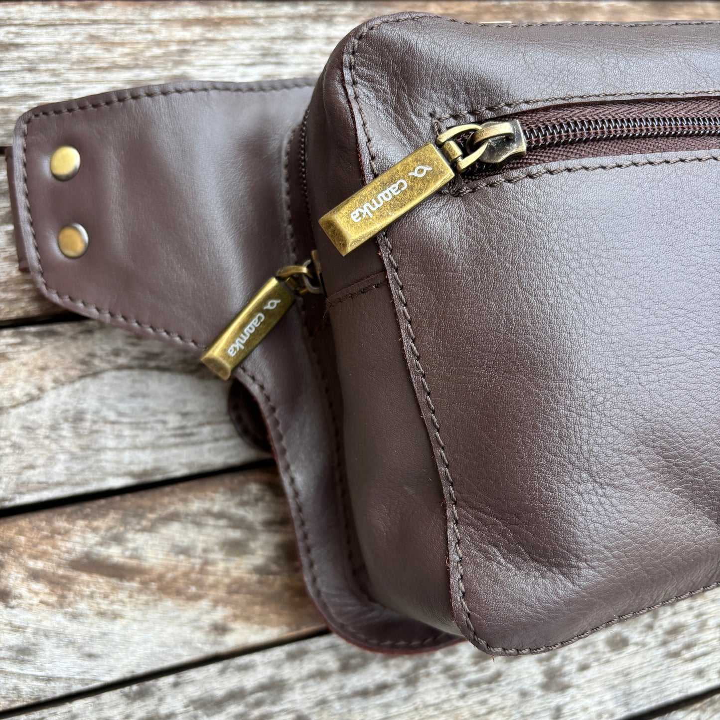 Riñonera Alfredo · Piel en color Marrón · Edición limitada · Pieza Exclusiva Núm. 18621