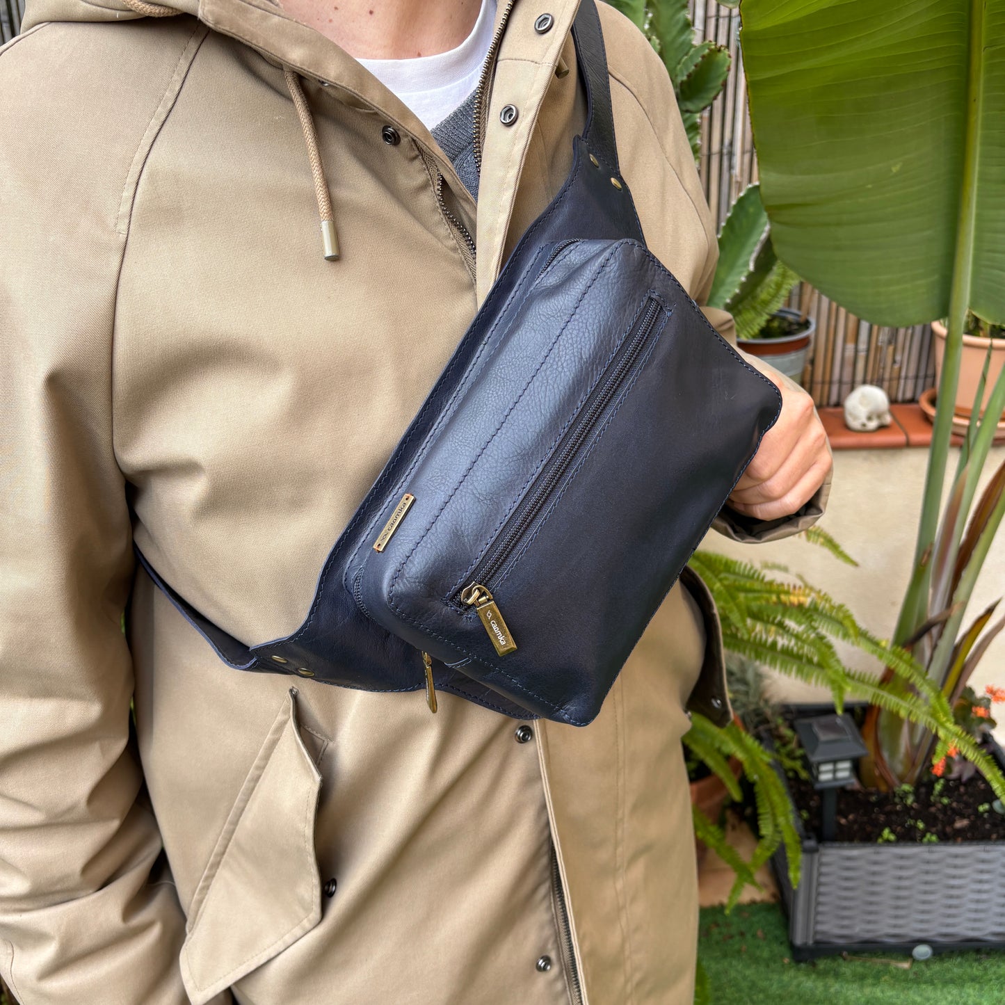 Riñonera Alfredo · Piel en color Azul Marino · Edición limitada · Pieza Exclusiva Núm. 18616