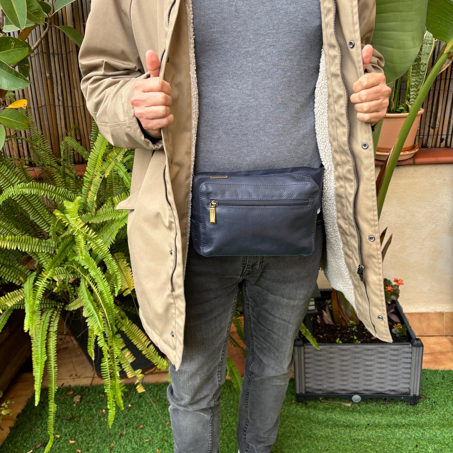 Riñonera Alfredo · Piel en color Azul Marino · Edición limitada · Pieza Exclusiva Núm. 18616