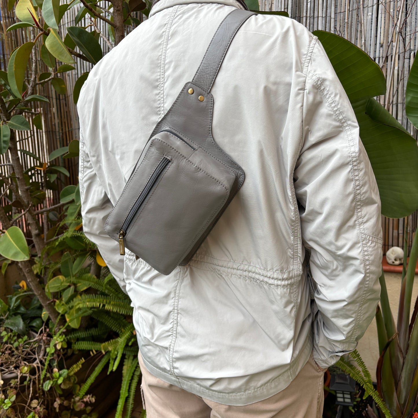 Riñonera Alfredo · Piel en color Gris · Edición limitada · Pieza Exclusiva Núm. 18619