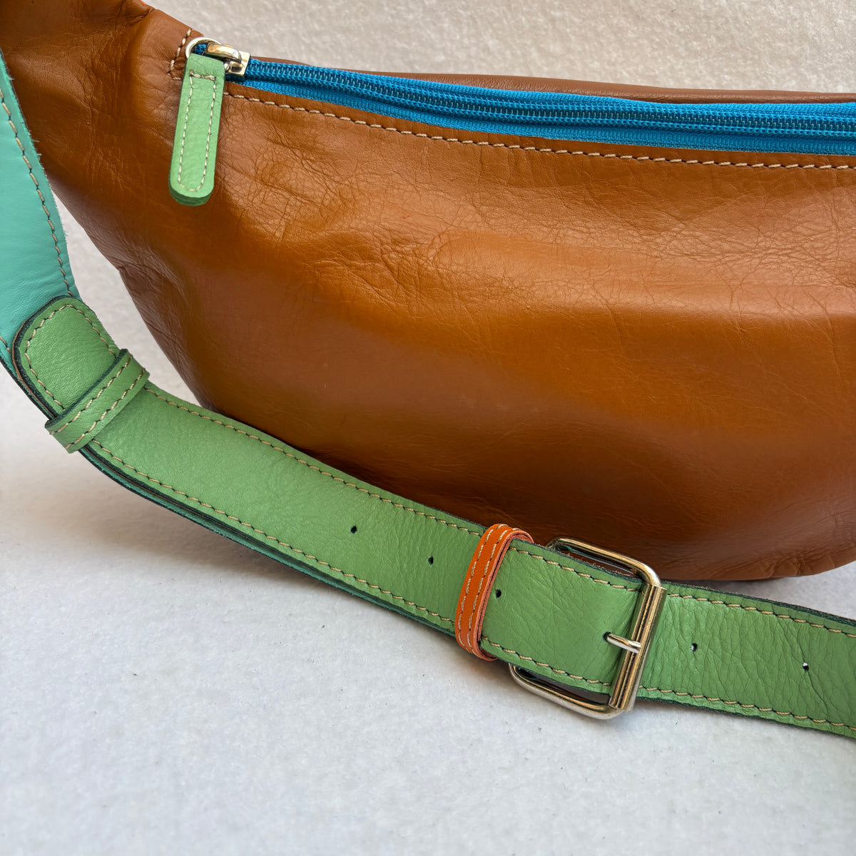 Riñonera RetroChic Analia Happy Colors · Piel · Pieza Única Núm. 19523