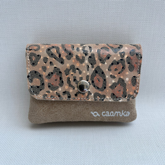 Monedero Sweet Caomka "Leopard Camel" · Piel - Cuero · Pieza Exclusiva Núm. 15479