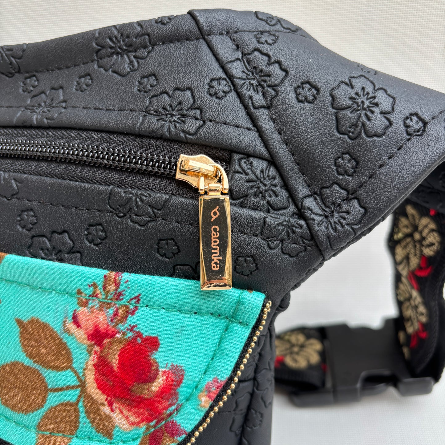 Riñonera "Black Special Flowers Top" · Polipiel · Pieza Única Núm. 18751