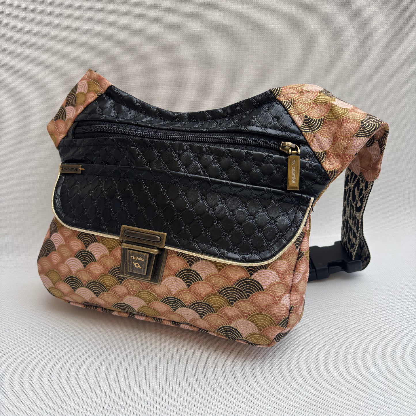 Riñonera "Special Japanese Waves" · Pieza Única Núm. 17270