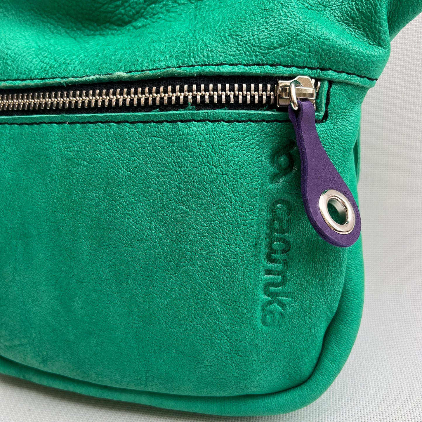 Mini Special Green Embossed · Piel natural BioCuir® · Pieza Única Núm. 13898