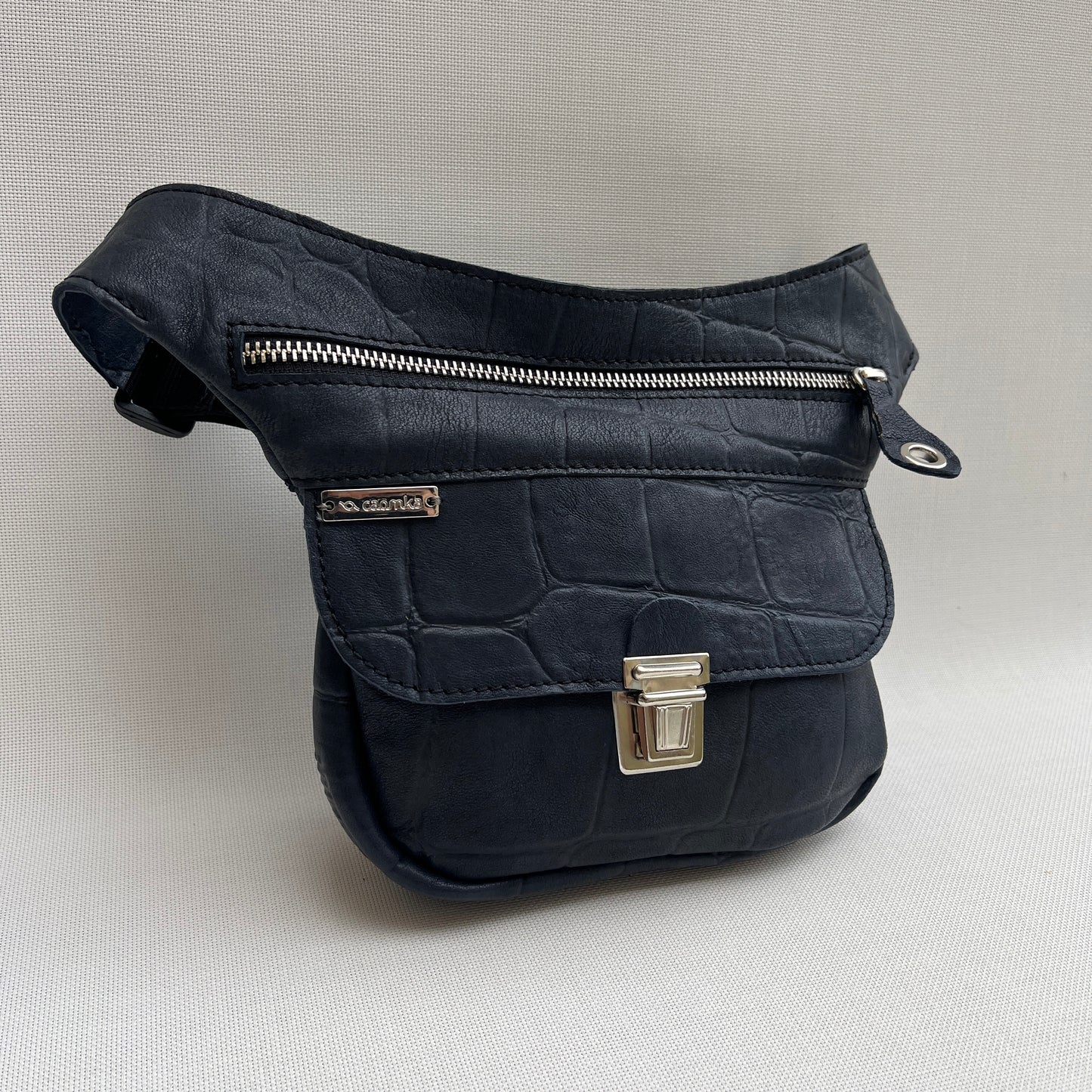 Mini Special Dark Blue Embossed · Piel natural BioCuir® · Pieza Exclusiva Núm. 13894