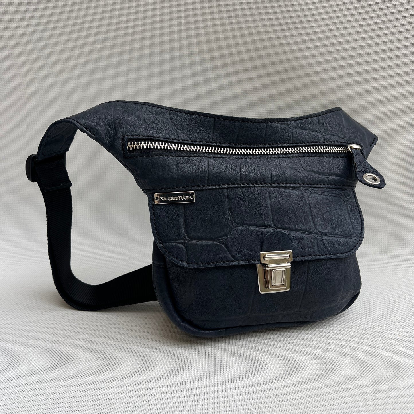 Mini Special Dark Blue Embossed · Piel natural BioCuir® · Pieza Exclusiva Núm. 13894