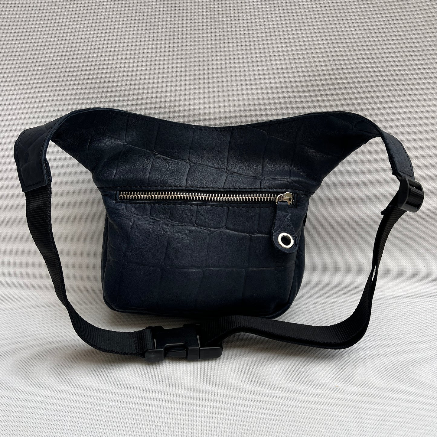 Mini Special Dark Blue Embossed · Piel natural BioCuir® · Pieza Exclusiva Núm. 13894