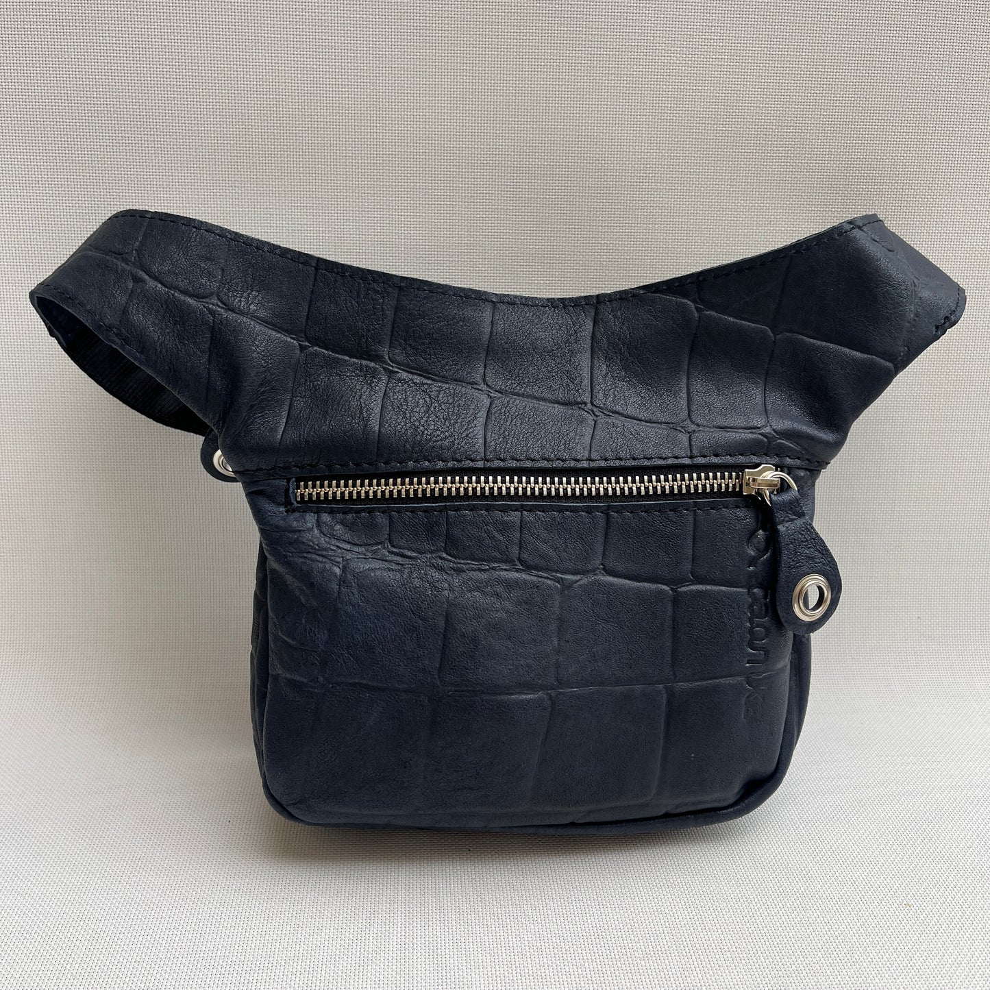 Mini Special Dark Blue Embossed · Piel natural BioCuir® · Pieza Exclusiva Núm. 13894