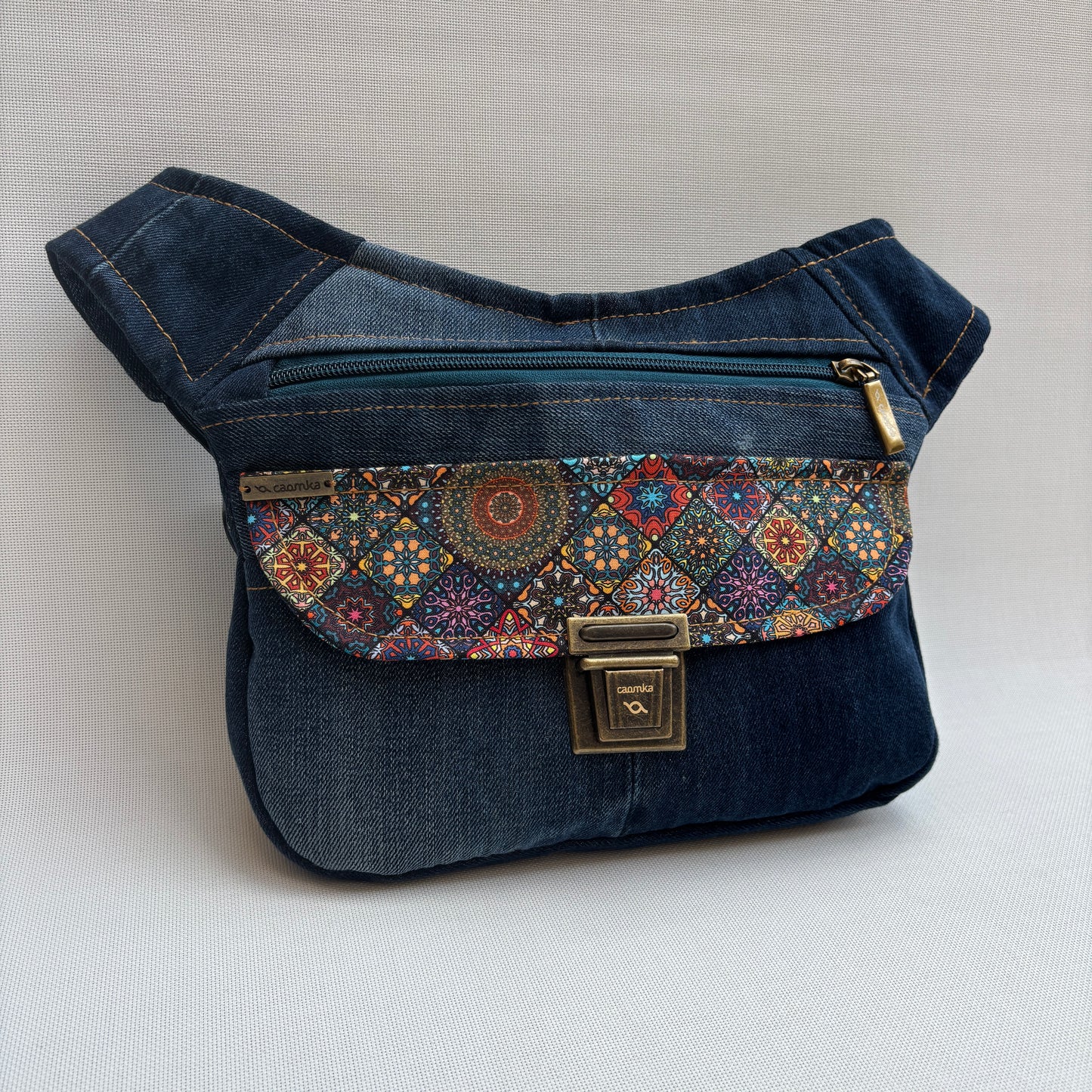 Riñonera ♻️ Jeans Recycled ♻️ + Bolsillo trasero con cremallera · Pieza Única Núm. 18081