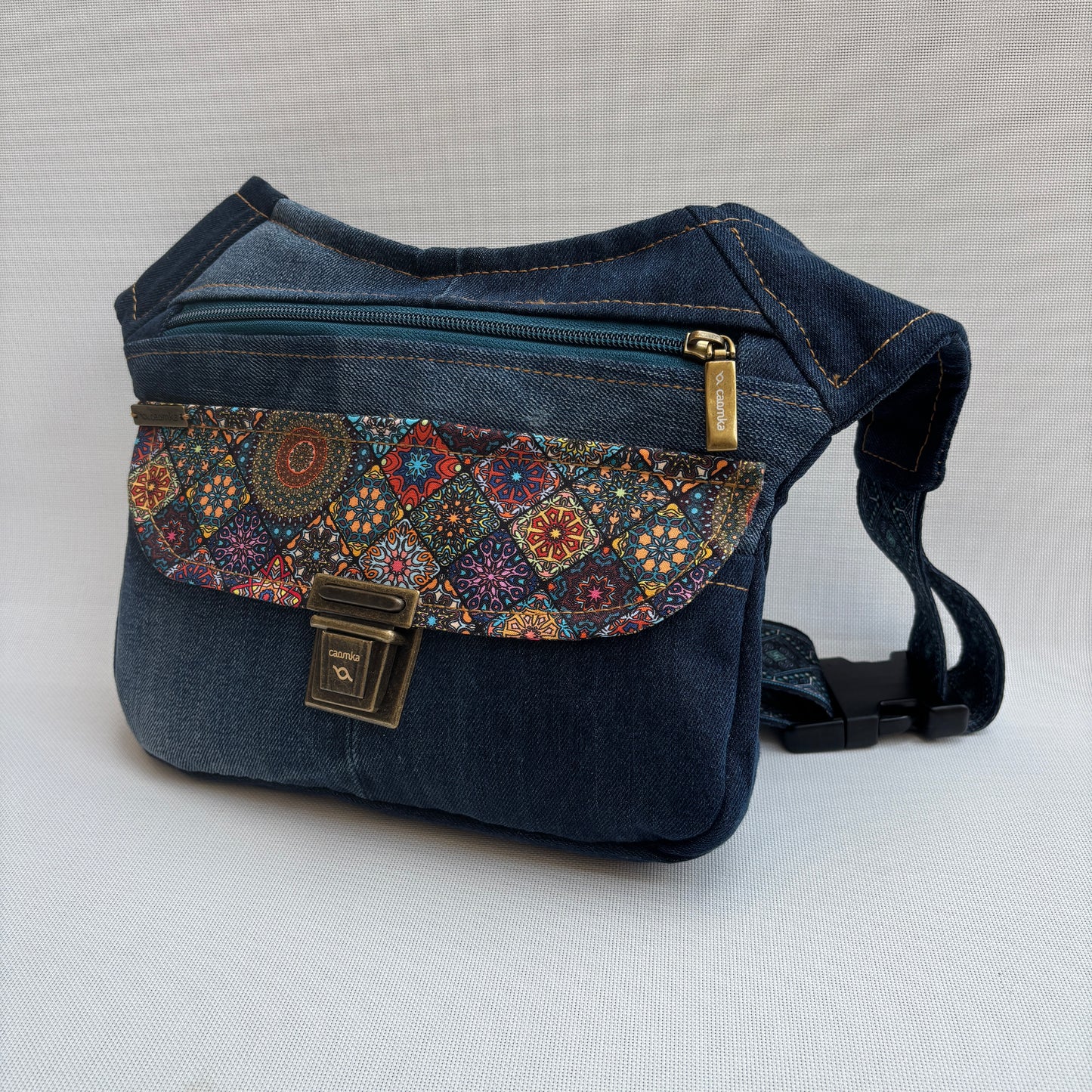 Riñonera ♻️ Jeans Recycled ♻️ + Bolsillo trasero con cremallera · Pieza Única Núm. 18081