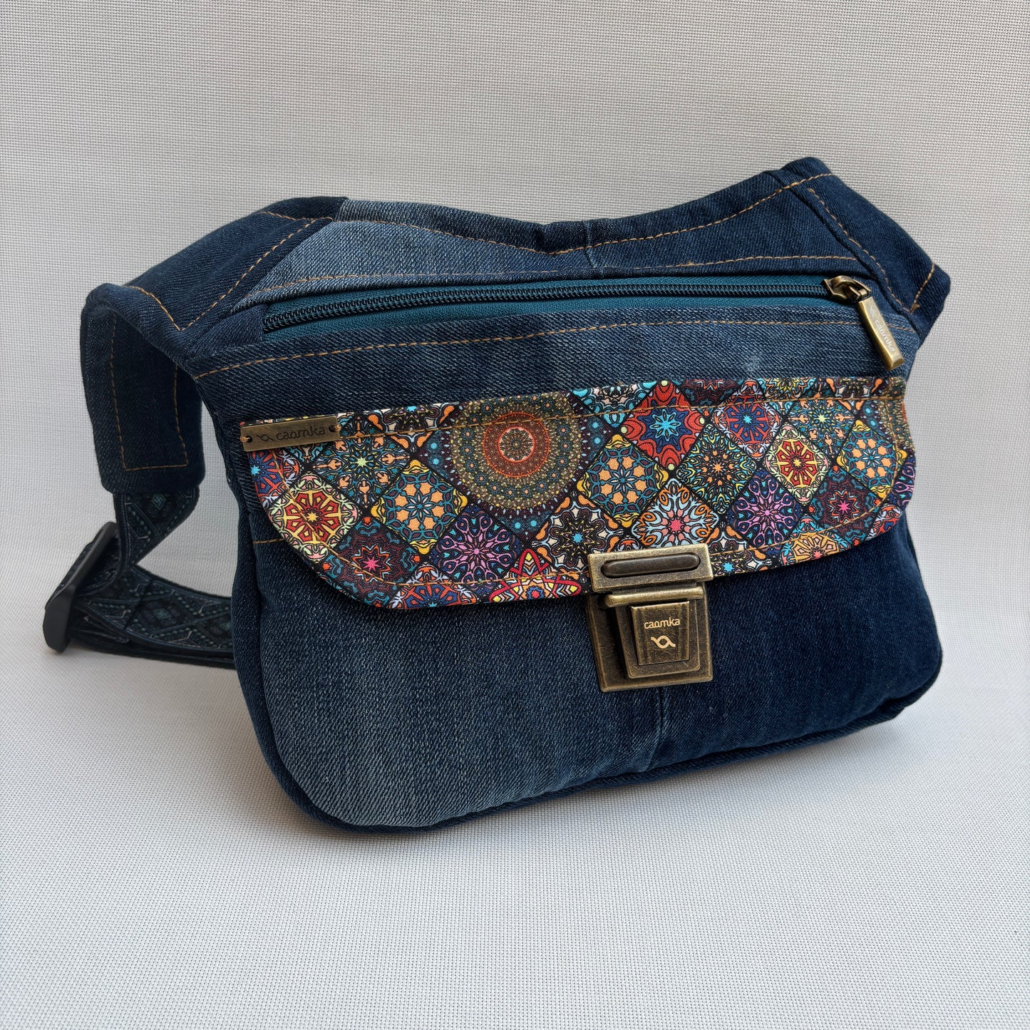 Riñonera ♻️ Jeans Recycled ♻️ + Bolsillo trasero con cremallera · Pieza Única Núm. 18081