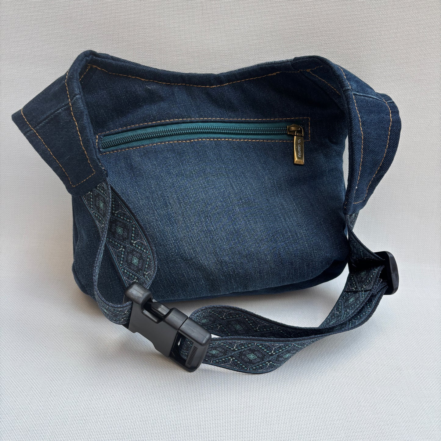 Riñonera ♻️ Jeans Recycled ♻️ + Bolsillo trasero con cremallera · Pieza Única Núm. 18081