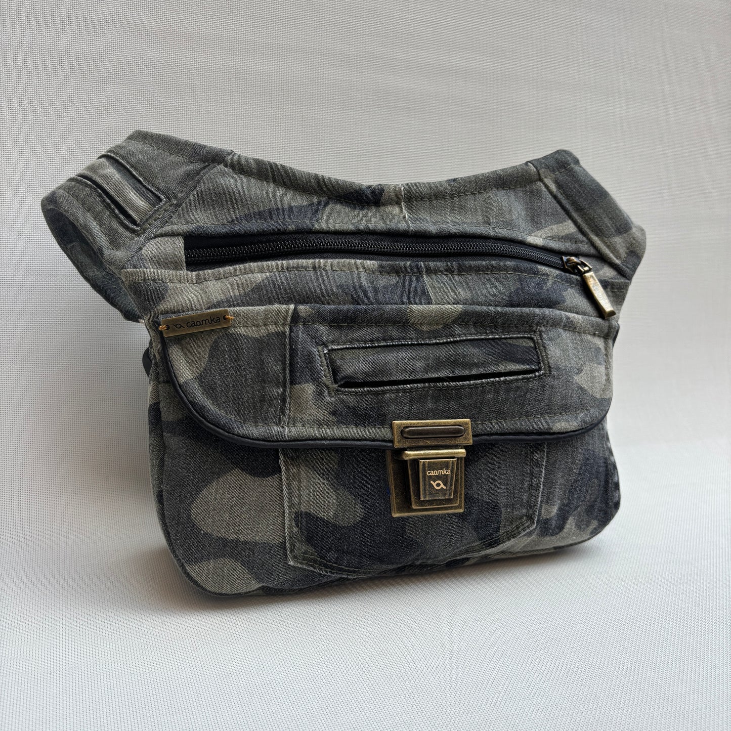 Riñonera "Camuflage Top" ♻️ Jeans Recycled ♻️ · Pieza Única Núm. 18017