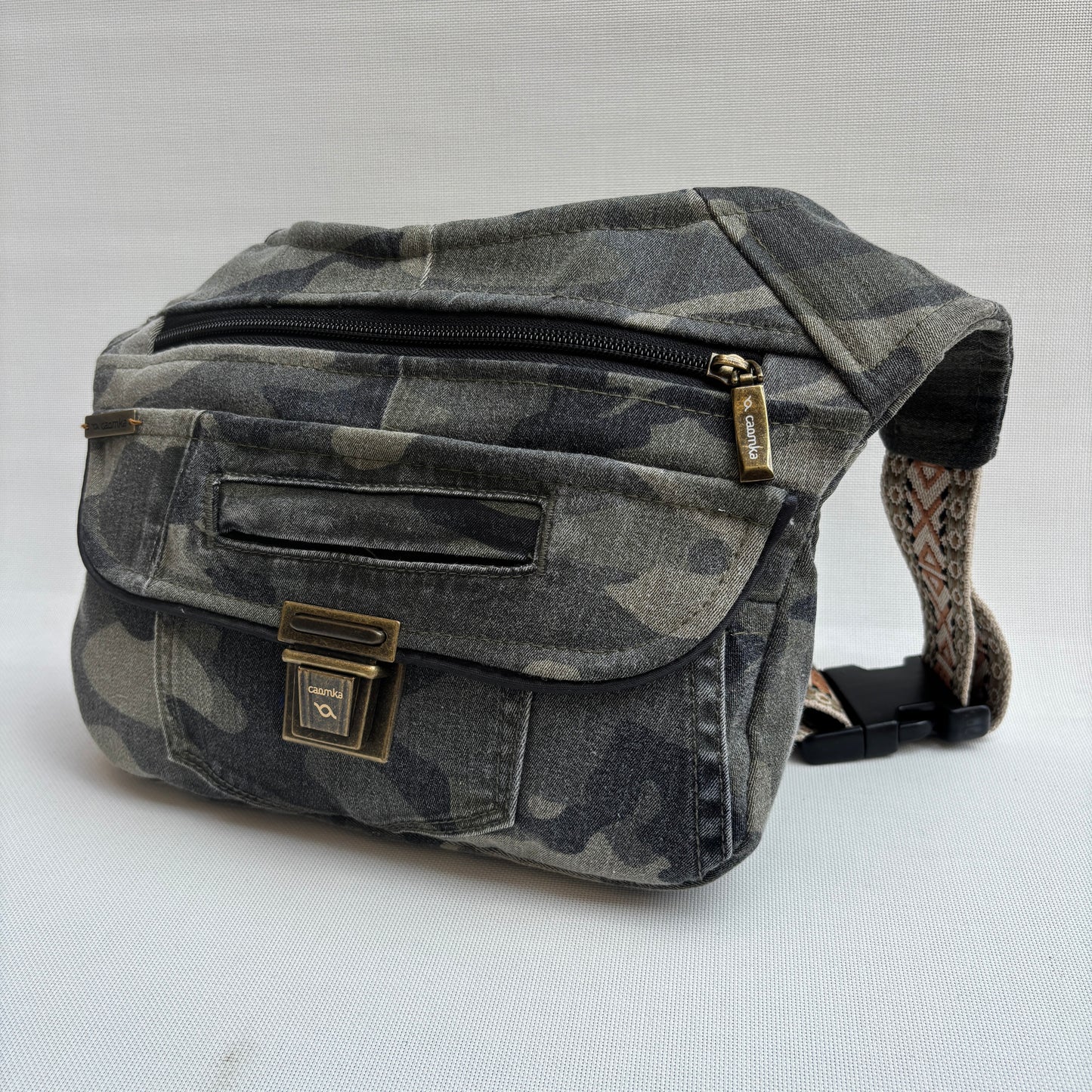 Riñonera "Camuflage Top" ♻️ Jeans Recycled ♻️ · Pieza Única Núm. 18017