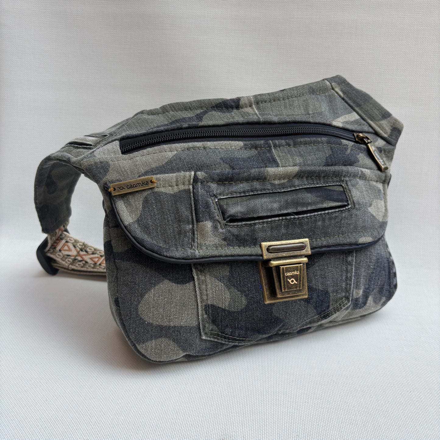 Riñonera "Camuflage Top" ♻️ Jeans Recycled ♻️ · Pieza Única Núm. 18017