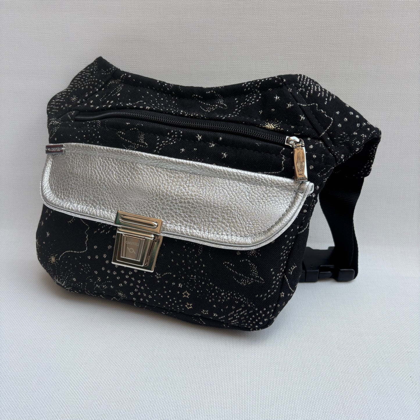 Riñonera “Cosmic Silver” · Pieza Única Núm. 18087