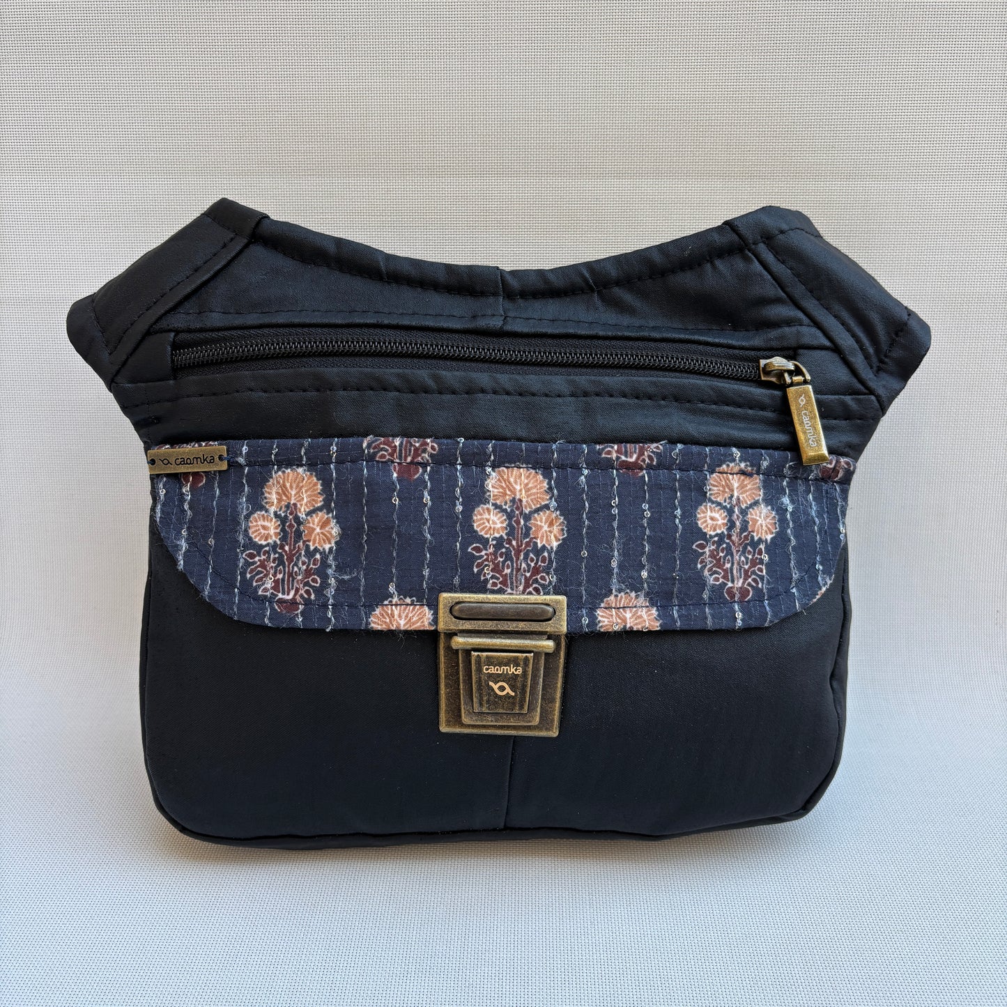 Riñonera "Special ♻️ Jeans Recycled ♻️ " + Bolsillo trasero con cremallera · Pieza Única Núm. 18715