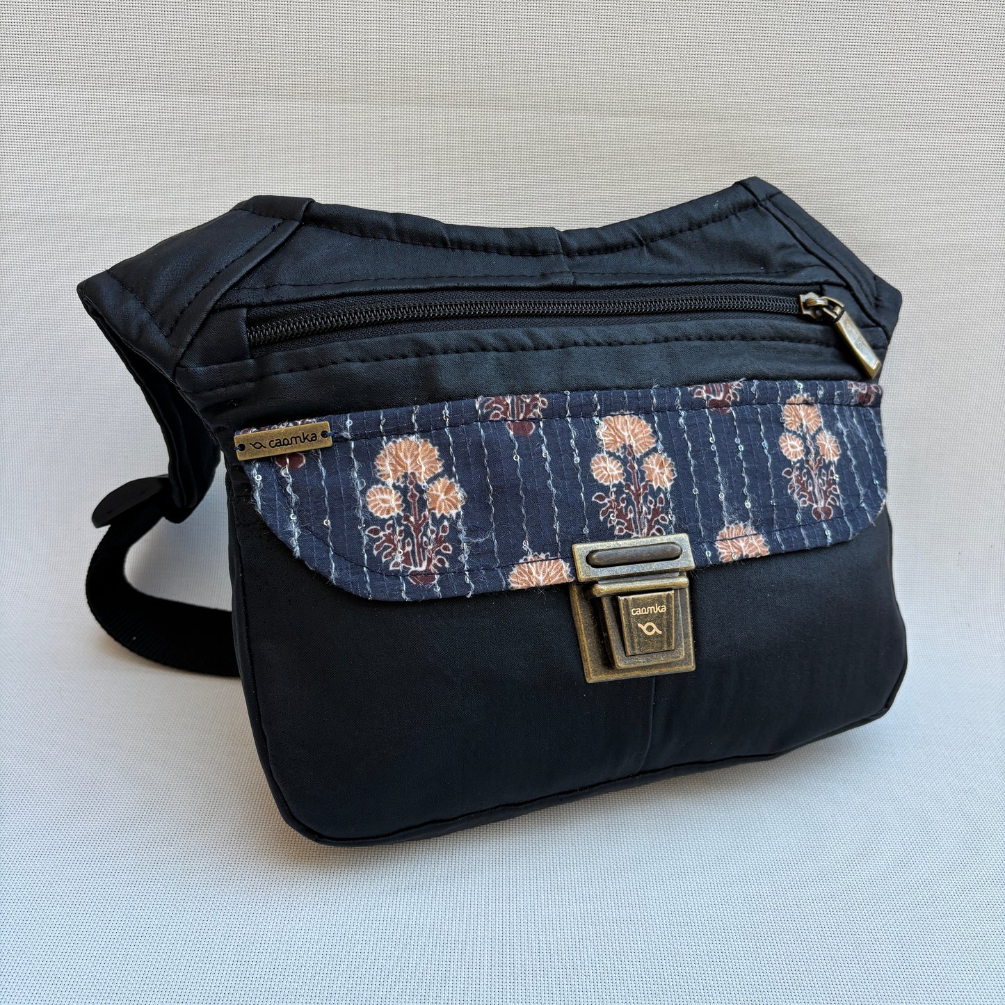 Riñonera "Special ♻️ Jeans Recycled ♻️ " + Bolsillo trasero con cremallera · Pieza Única Núm. 18715