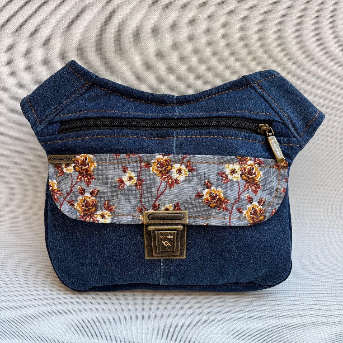 Riñonera "Jeans Flowers" ♻️ Jeans Recycled ♻️ · Pieza Única Núm. 18712