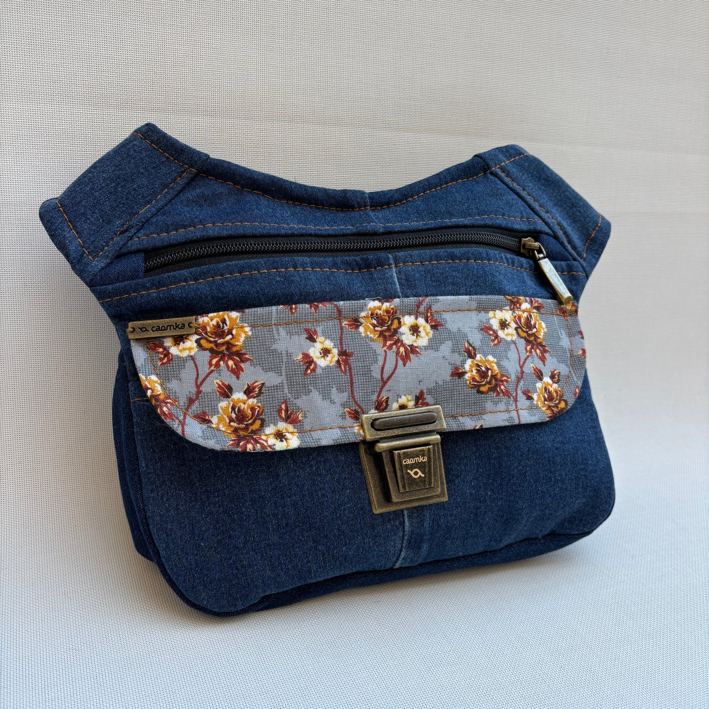Riñonera "Jeans Flowers" ♻️ Jeans Recycled ♻️ · Pieza Única Núm. 18712