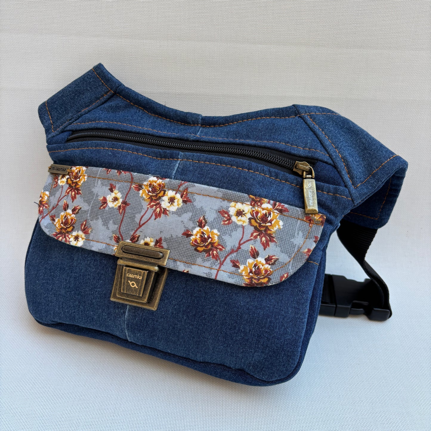 Riñonera "Jeans Flowers" ♻️ Jeans Recycled ♻️ · Pieza Única Núm. 18712