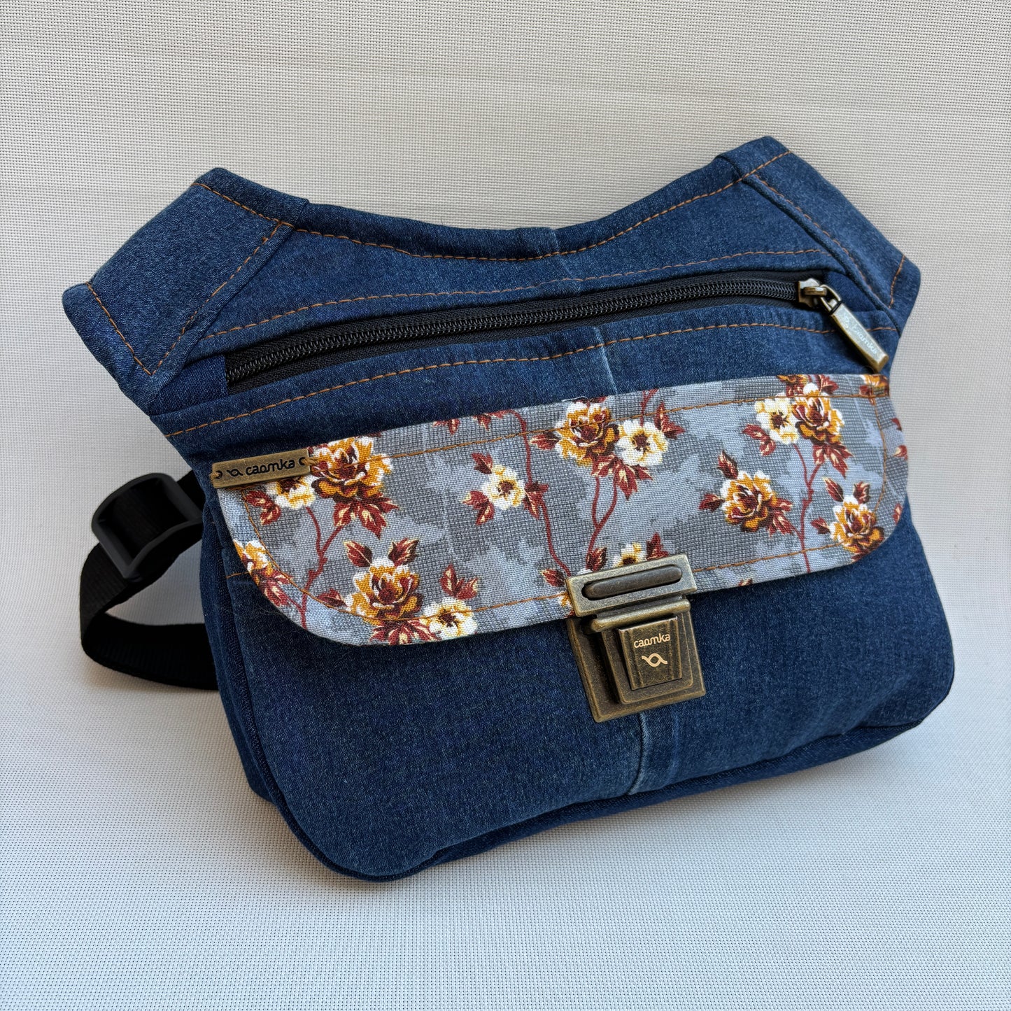 Riñonera "Jeans Flowers" ♻️ Jeans Recycled ♻️ · Pieza Única Núm. 18712