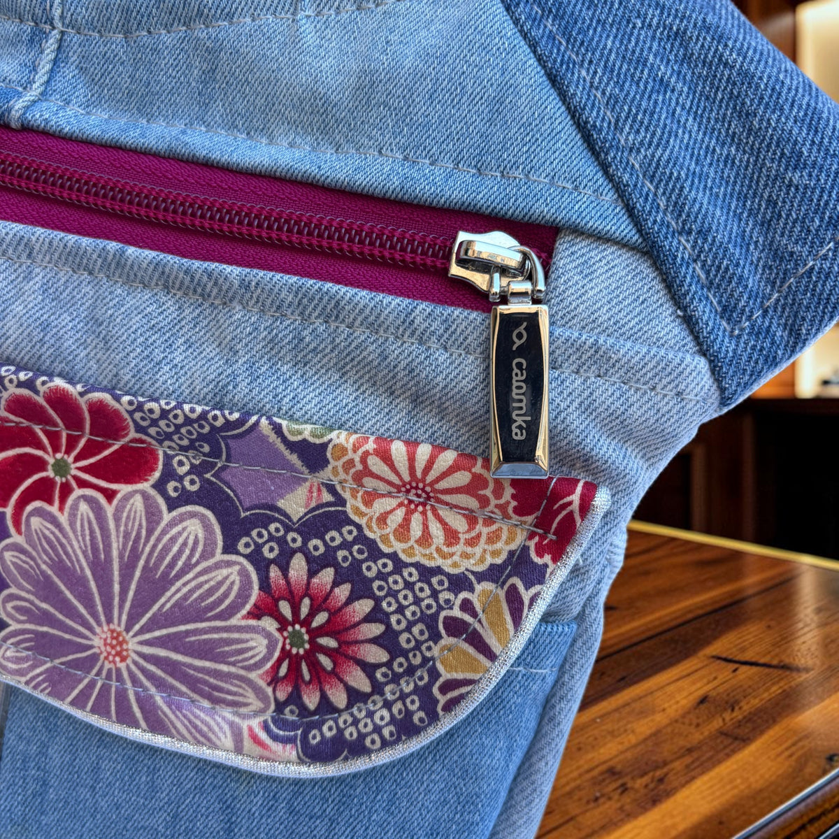 Riñonera Original "Jeans Japaneses Top" ♻️ Jeans Recycled ♻️ + Bolsillo extra con cremallera · Pieza Única Núm. 19600