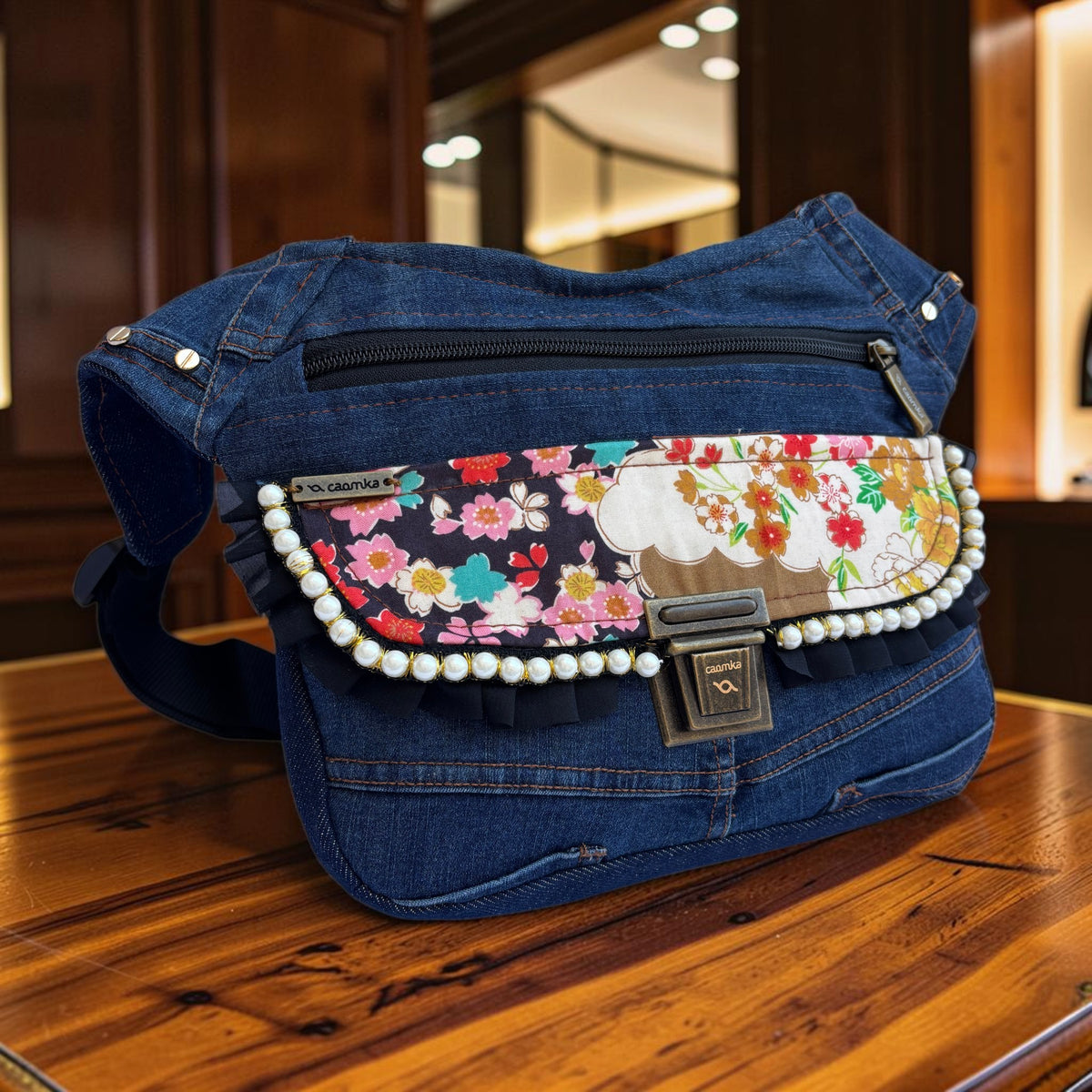 Riñonera Original "Jeans Japaneses Top" ♻️ Jeans Recycled ♻️ + Bolsillo extra con cremallera · Pieza Única Núm. 19601